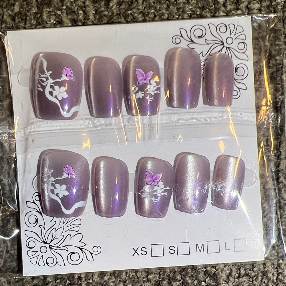 Elegant Purple Press-On Nails with Floral Design